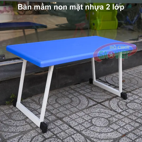 bàn mầm non mặt nhựa 2 lớp chân gấp gọn S013VB xanh dương
