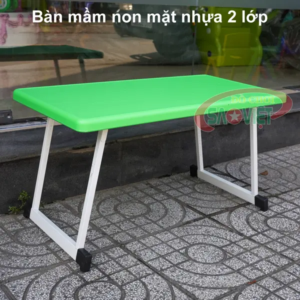 bàn mầm non mặt nhựa 2 lớp chân gấp gọn S013VB xanh lá